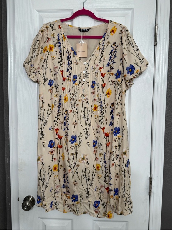 BloomChic Dresses & Skirts - BloomChic Pretty Floral Cream Puff Sleeve pull Over Dress 12